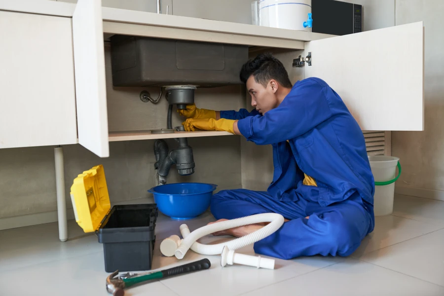 Plombier My Plumber utilisant un furet professionnel pour déboucher une canalisation